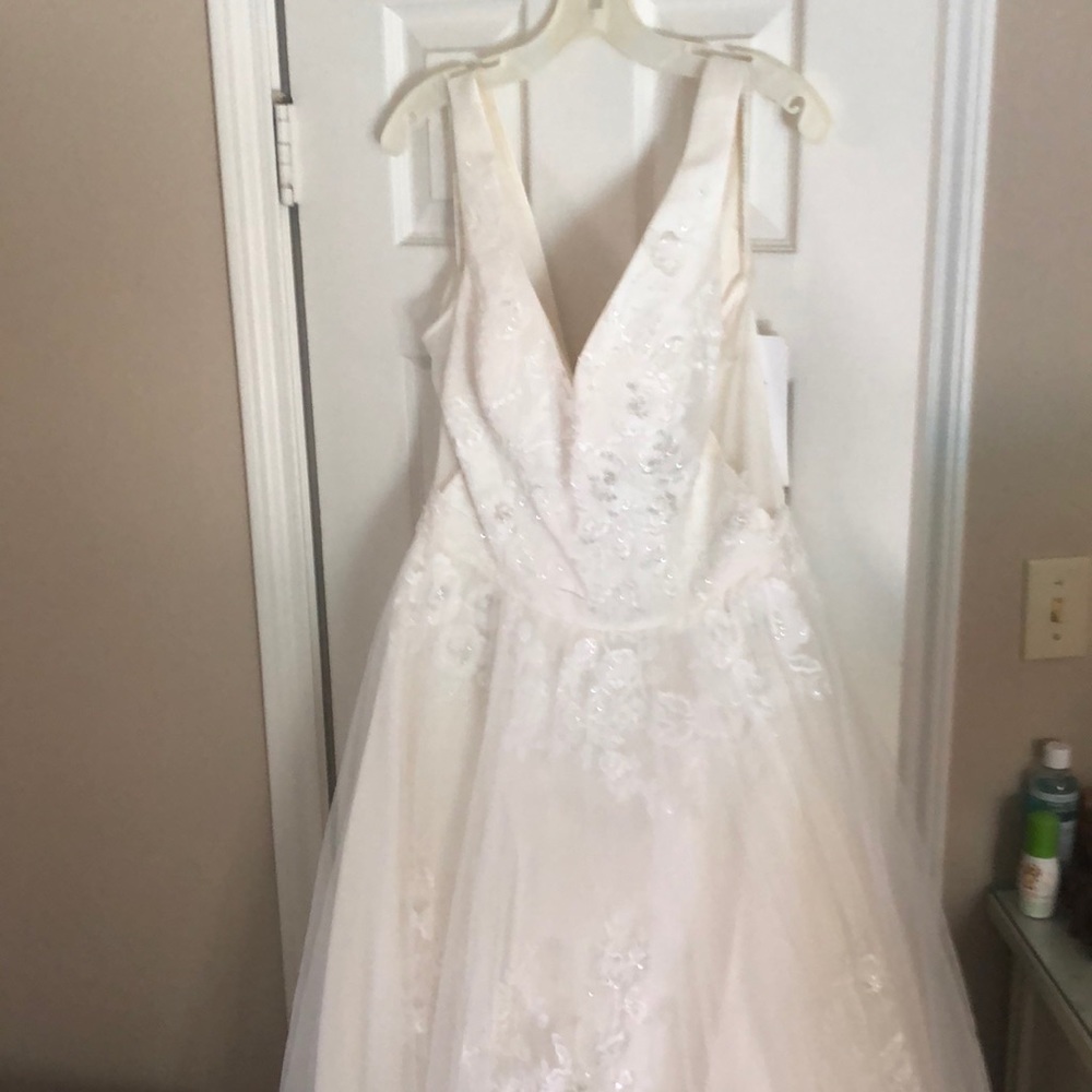 David Bridals wedding dress, size 12, never worn.